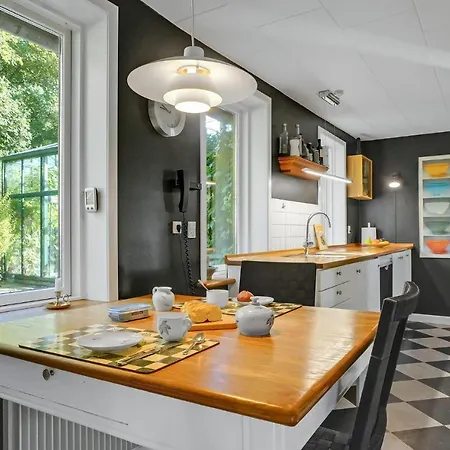 בית נופש 5 Bedroom Awesome In