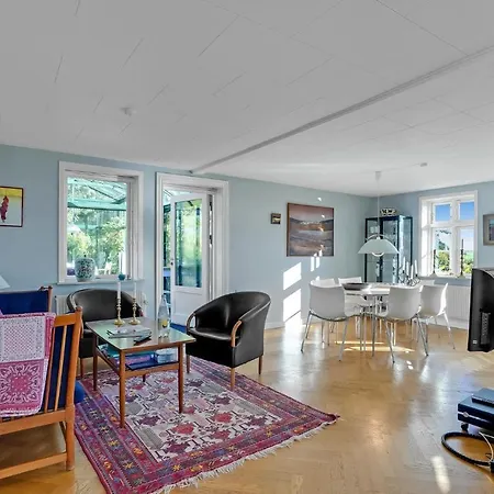 Сasa de vacaciones 5 Bedroom Awesome In *