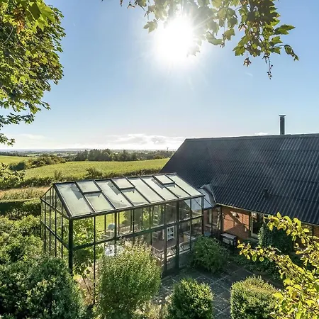 5 Bedroom Awesome In *