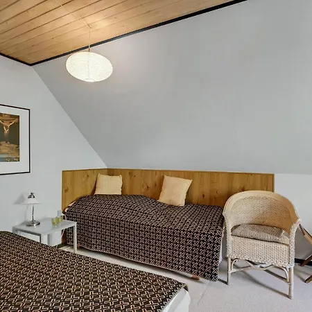 בית נופש 5 Bedroom Awesome In *